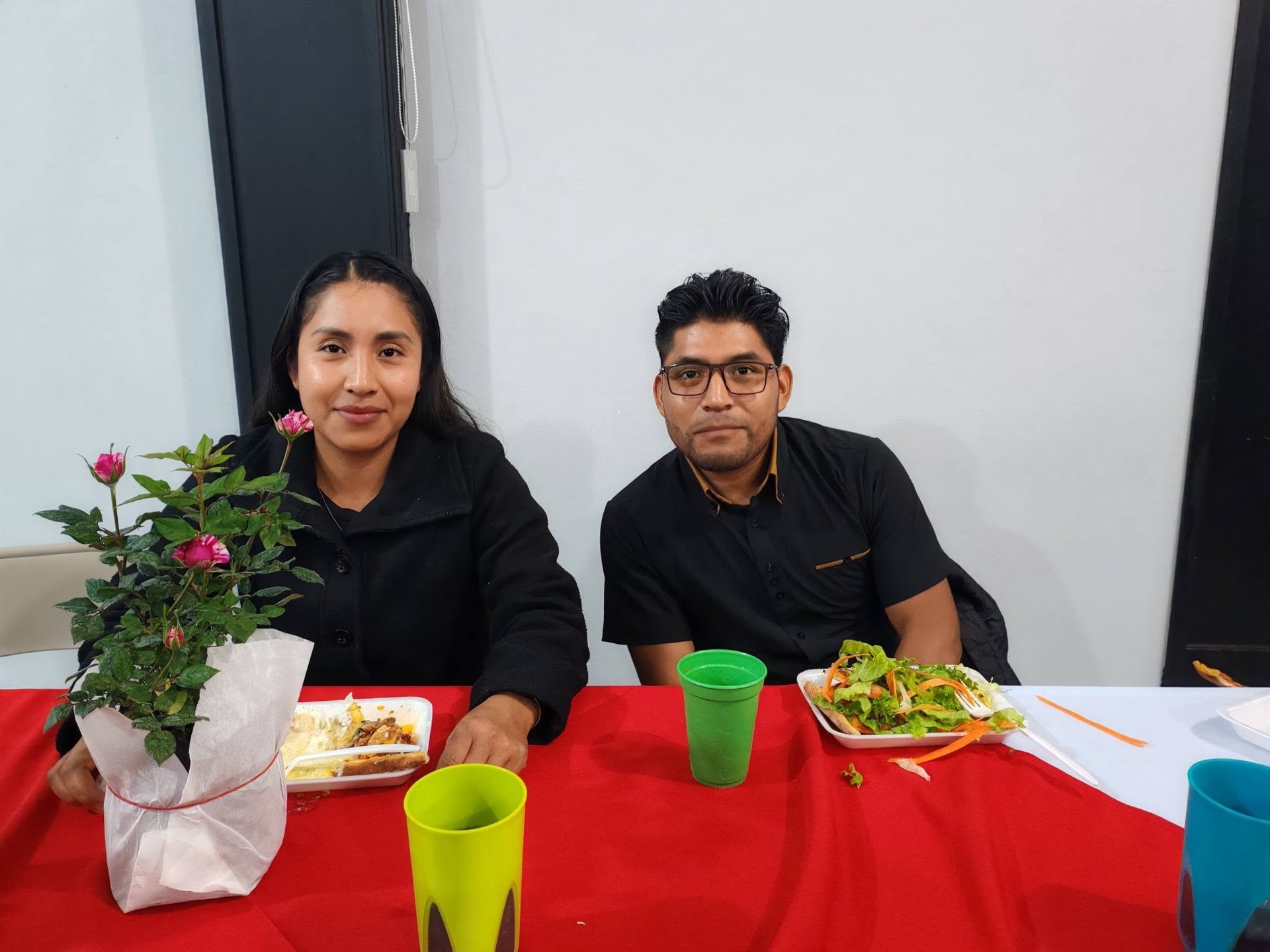 Dos personas sentadas a una mesa con comida.