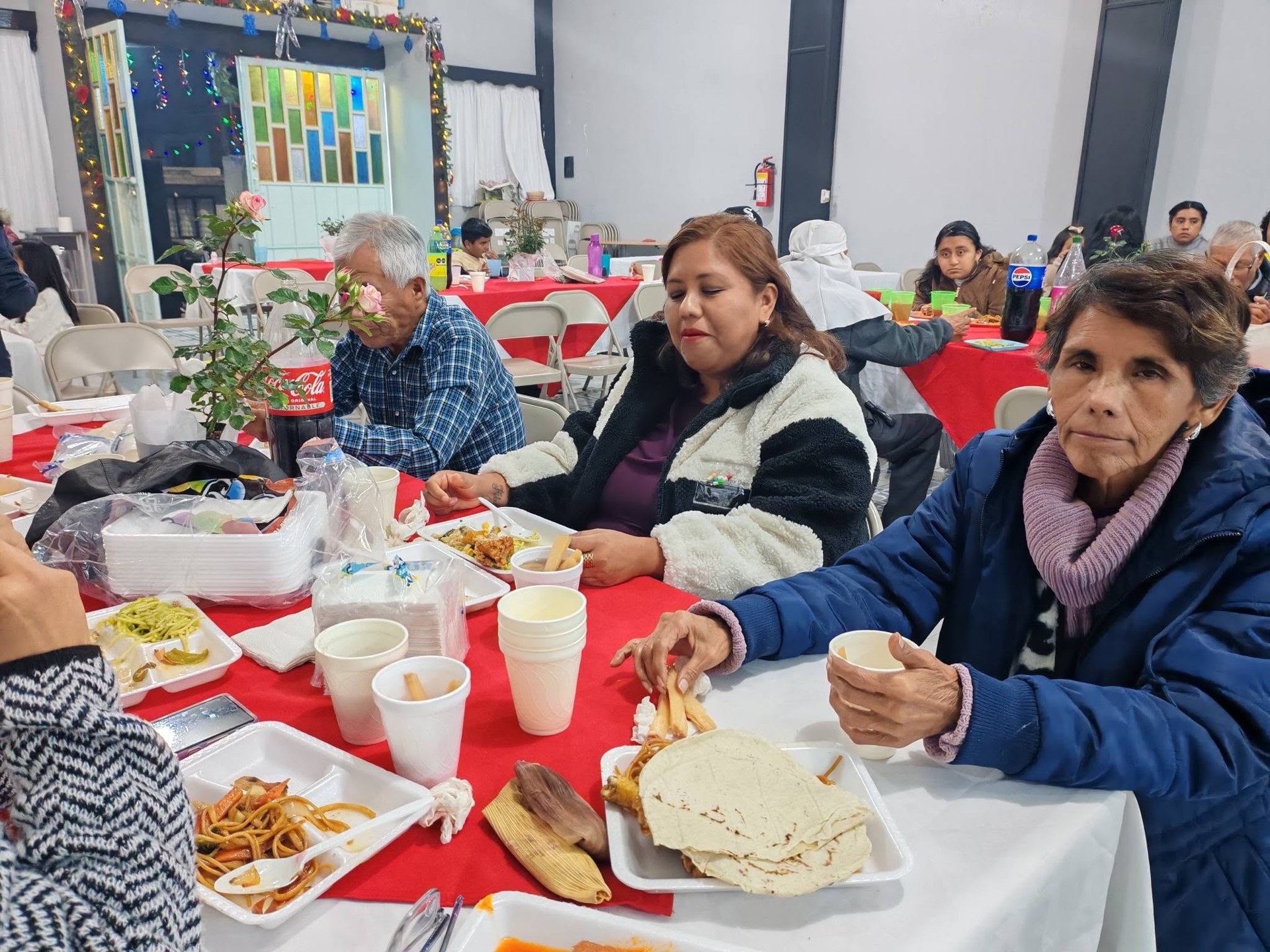 Personas sentadas alrededor de una mesa con comida.