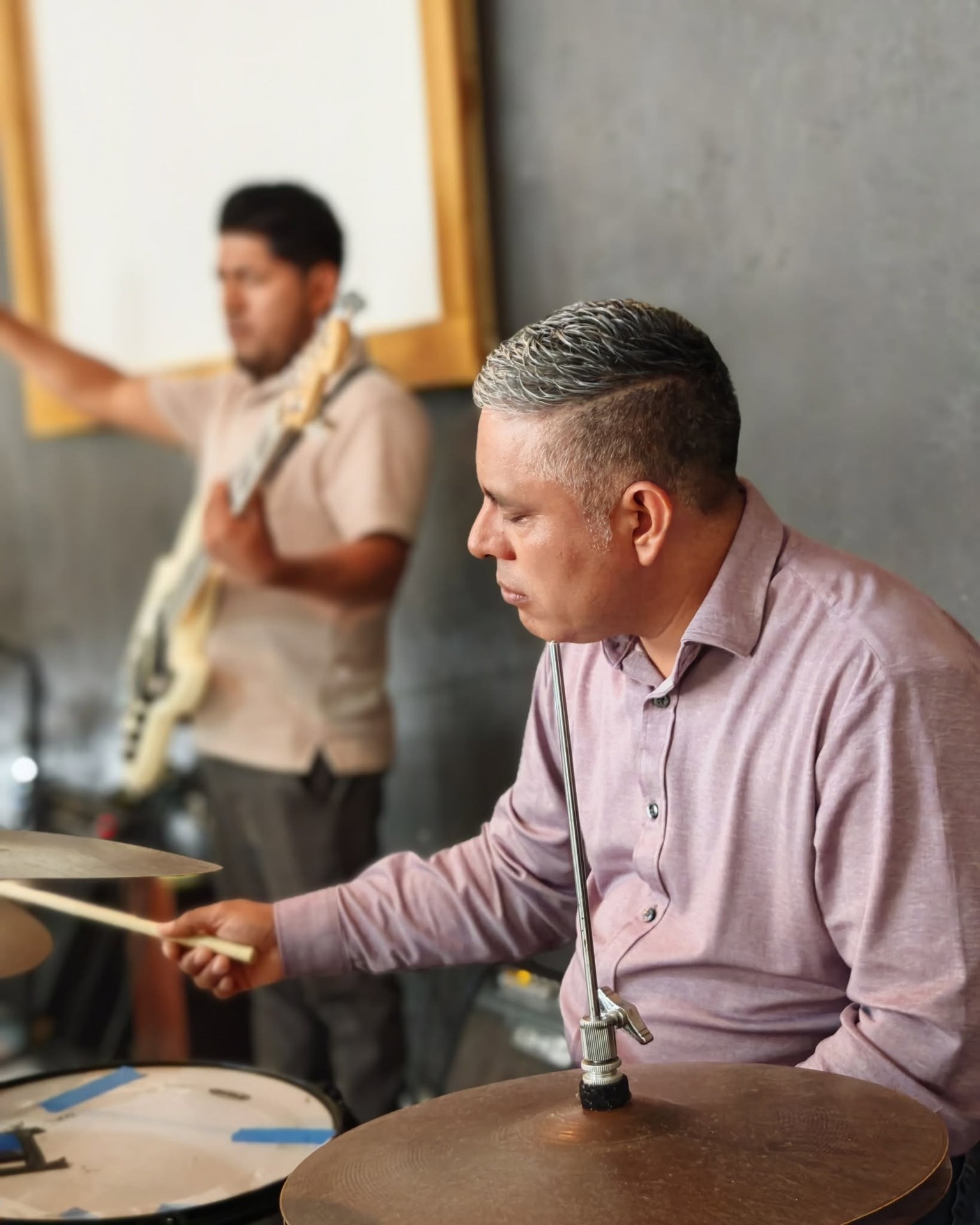 Persona con batería durante una presentación musical.