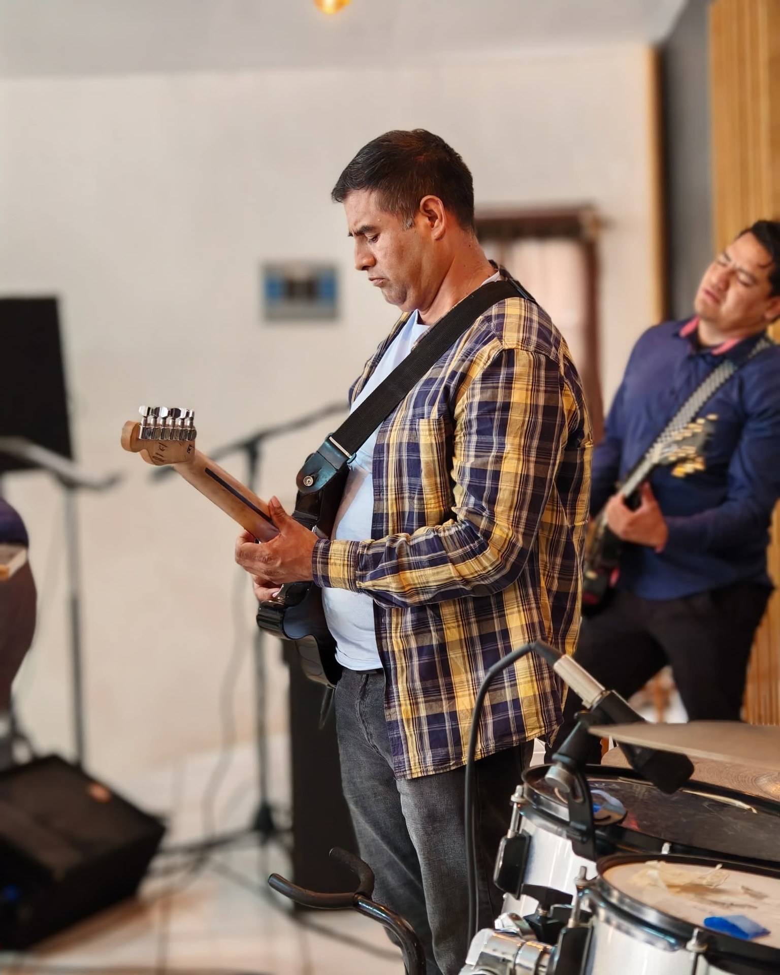Persona con guitarra durante la reunión de adoración.